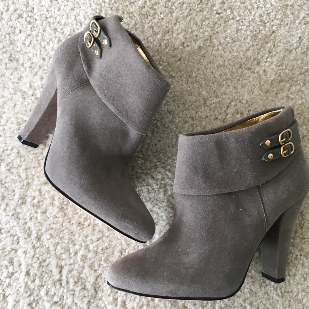 Like new STEVEN Grey Suede Booties